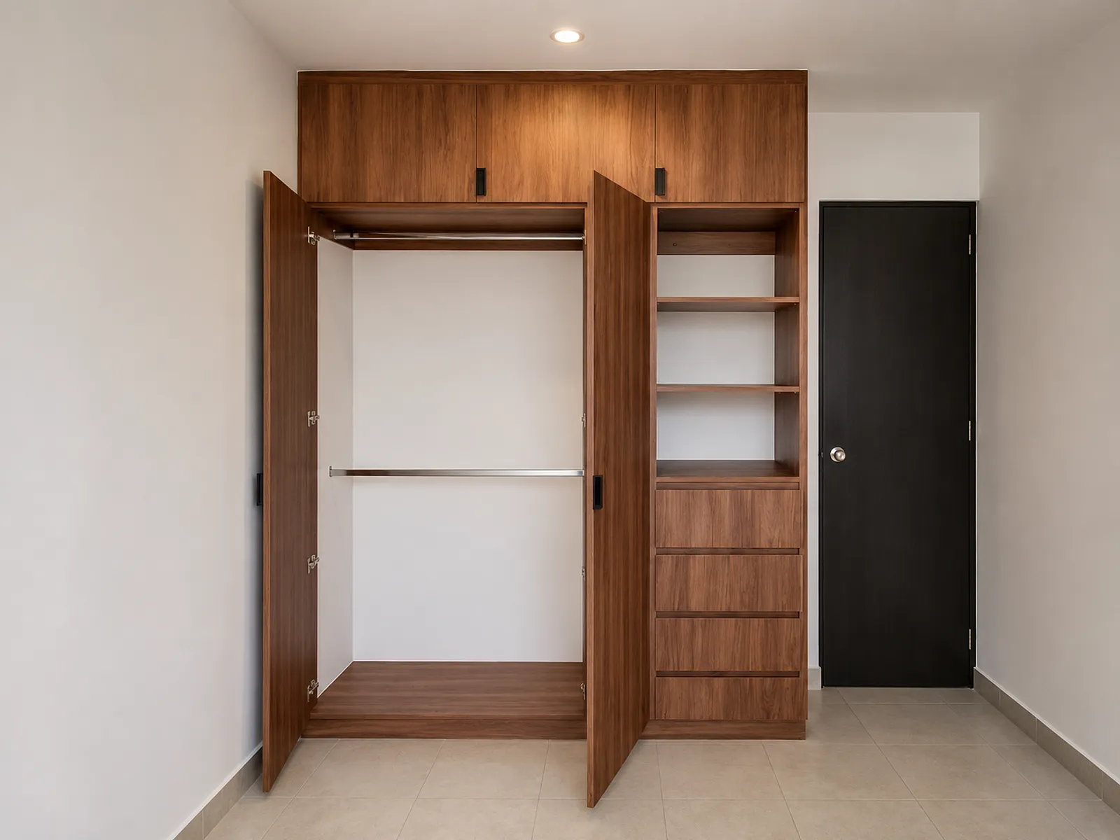 Closet base abierto, mostrando espacio para ropa colgada, cajones y entrepaños