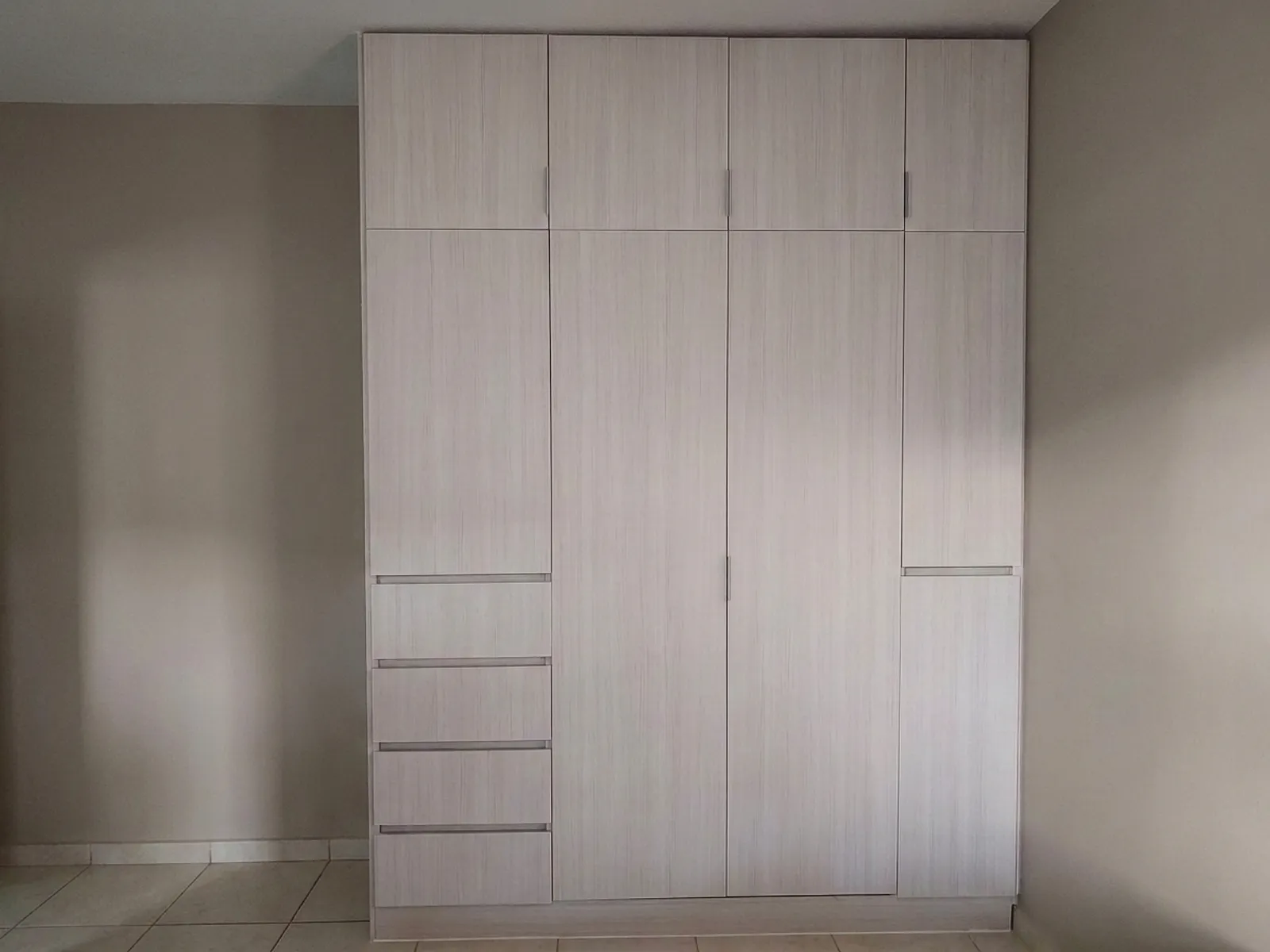 Closet cerrado con otro acabado, en tono gris