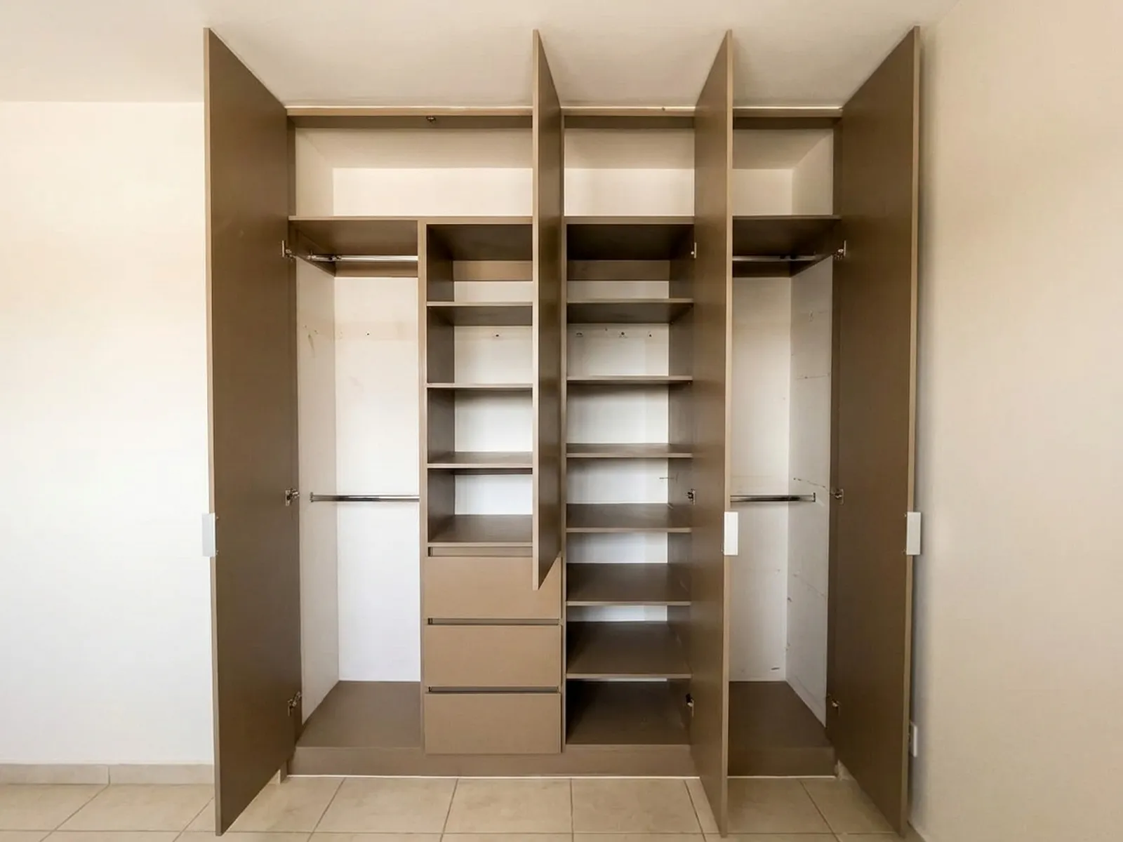 Closet abierto, acabado mocha, mostrando otra distribución interior
