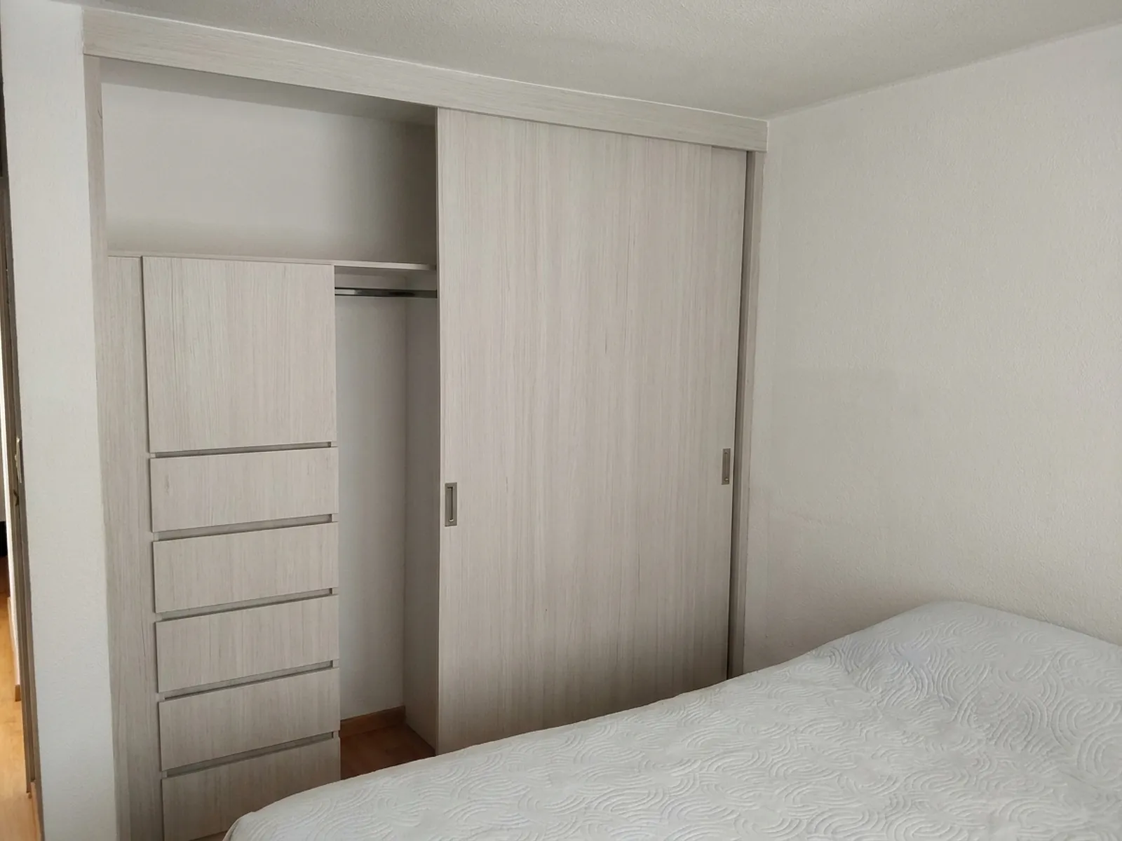 Closet con puertas corredizas en proyecto El Cantar, acabado gris