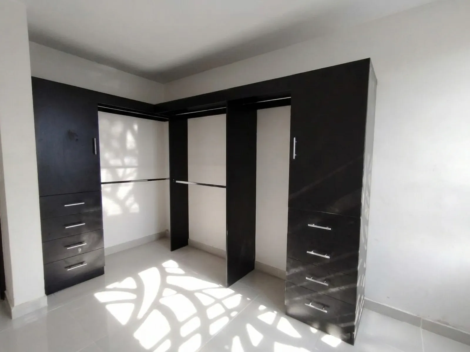Closet acabado nogal en proyecto Kiara