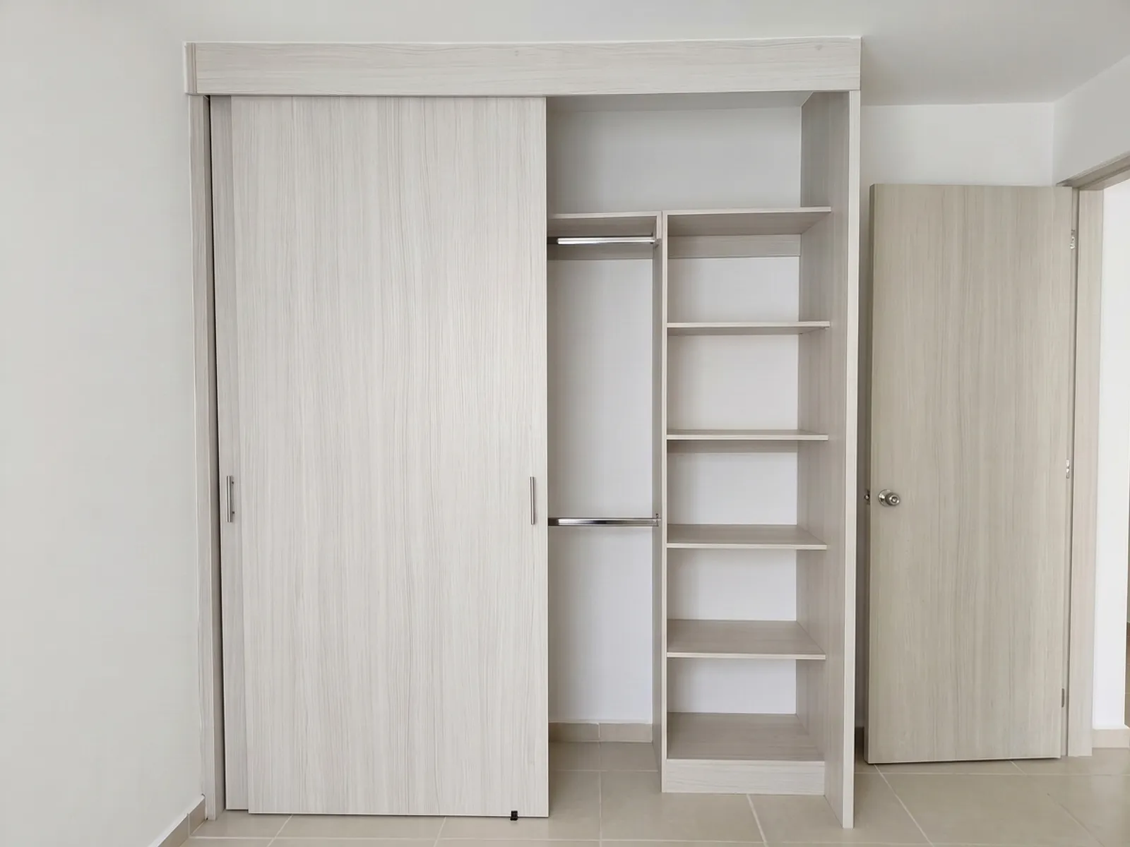 Closet con puertas corredizas en proyecto Kiara