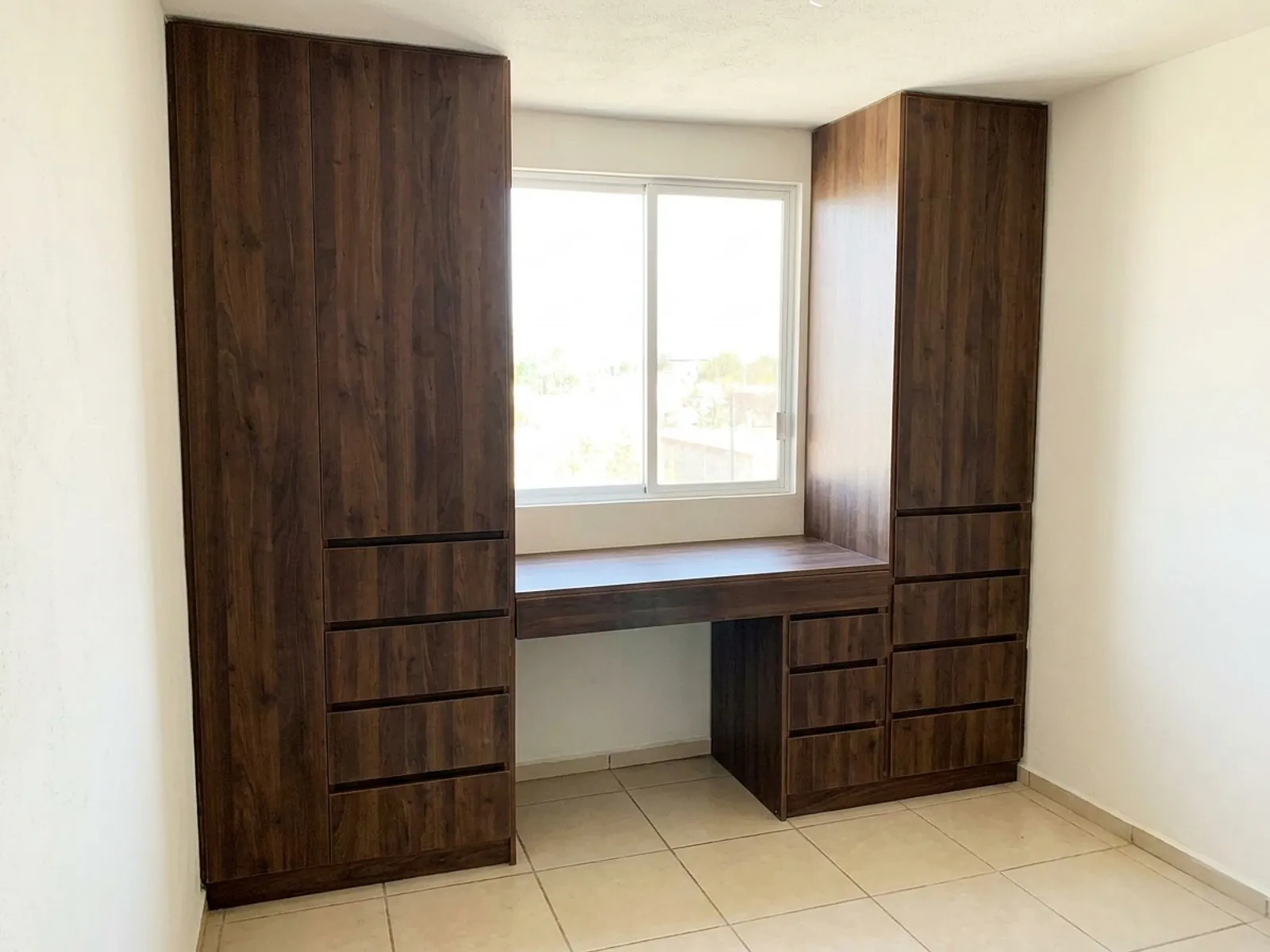 Closet con escritorio integrado en proyecto Los Olivos
