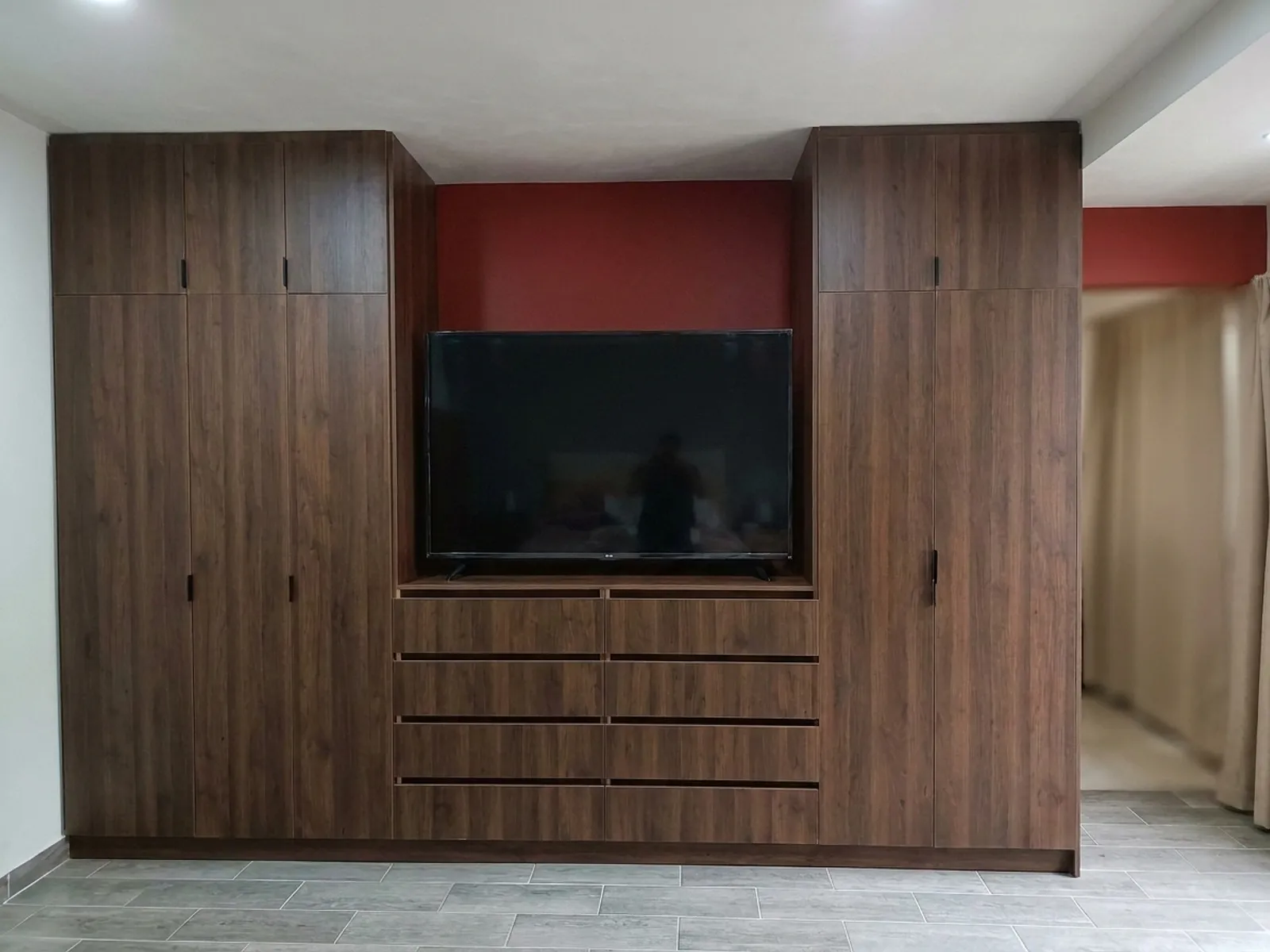Closet con espacio para TV integrado en proyecto Salamanca